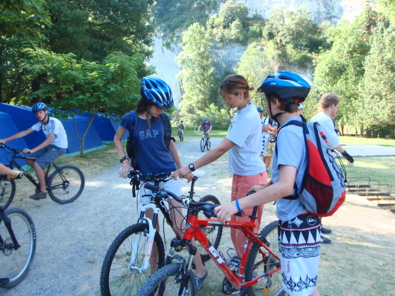 Village Camps International Summer Camp Ard&egrave;che, France 2019-07-26 https://www.villagecamps.com/journals_admin/images/70-8-Joelle helping Anya fit her bike.jpg